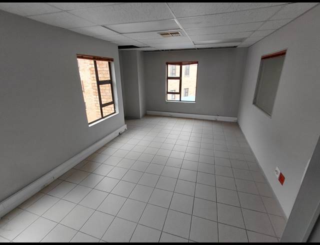 151M² OFFICE TO LET IN FOURWAYS